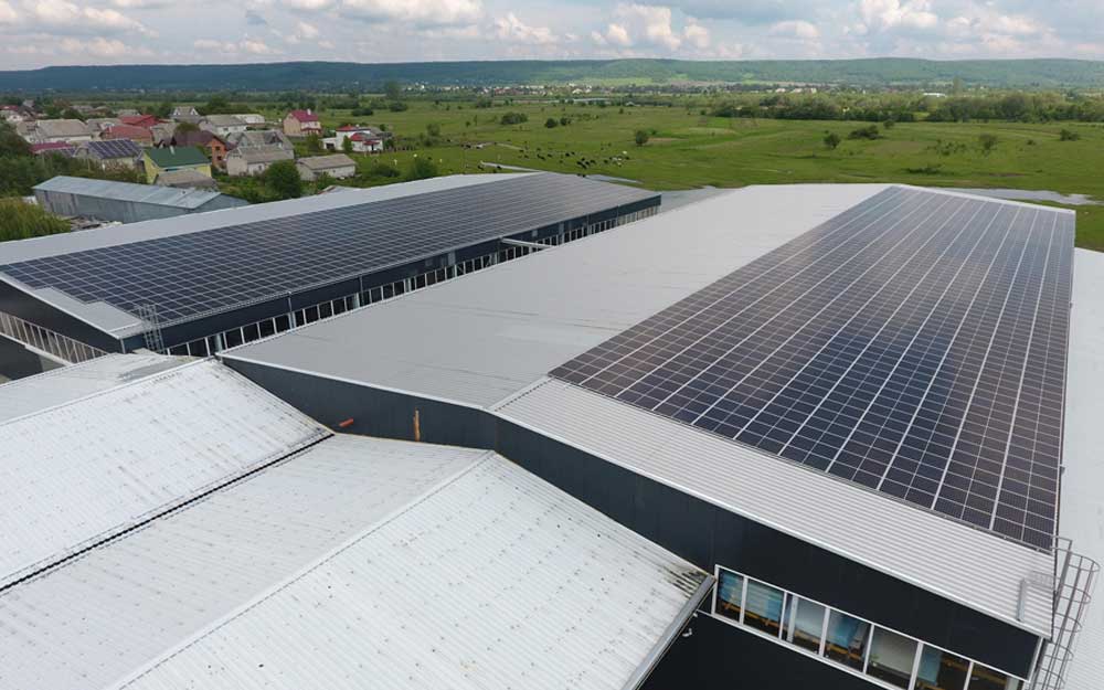 محطة طاقة شمسية تجارية بقدرة 1 ميجاوات في المملكة المتحدة
